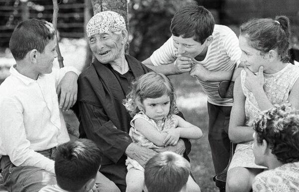 Abhaz Ailesinde Yaşlıların Rolleri ve Konumları (Uzun Ömürlülükte Yaşlı Sevmenin Etkisi Üzerine)